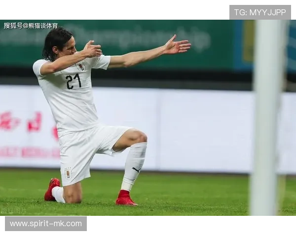 卡瓦尼精准射门展现老将风采，赛场上的致命一击引全场欢呼